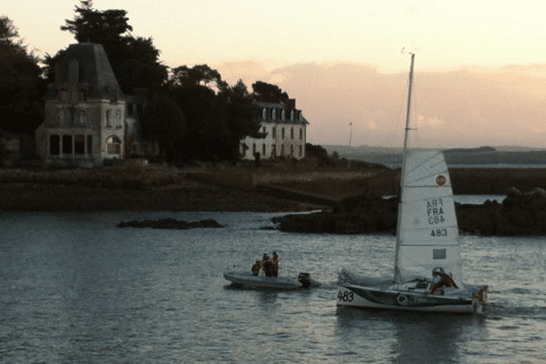 8h30, ce matin : les Mini quittent le port de Treboul, à Douarnenez (29).