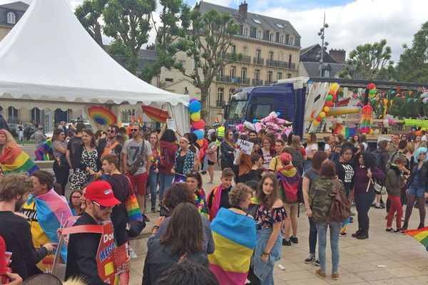 Le rassemblement devant l'hôtel de ville avant la marche des fiertés