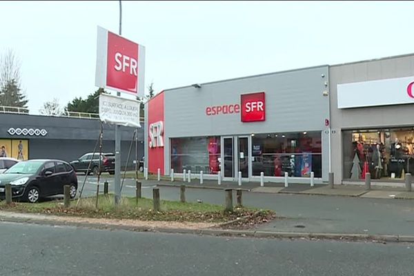 Braquage dans un magasin SFR à Orléans-Sud : quatre hommes munis de couteaux ont dérobés samedi 24 novembre 40 000 € de marchandises.  