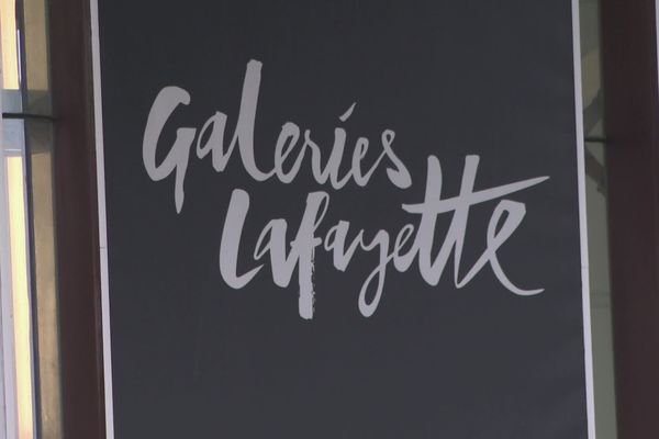 Les Galeries Lafayette vont fermer à Pau, dans les Pyrénées-Atlantiques. Le site palois faisait partie de ceux qui avaient été rachetés par la société Hermione People and Brands en août 2021. Les Galeries Lafayette de Pau comptent entre vingt et trente salariés.