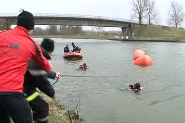 Gendarmes alsaciens et pompiers lorrains sur le canal de la Marne au Rhin