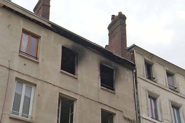 Le feu a détruit l'appartement du dernier étage de la rue Saint-Vivien à Rouen