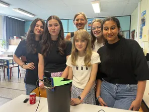 Laurane, Laïana, Lucie, Mathilde, Gaëtane et leur professeure madame Luquet.