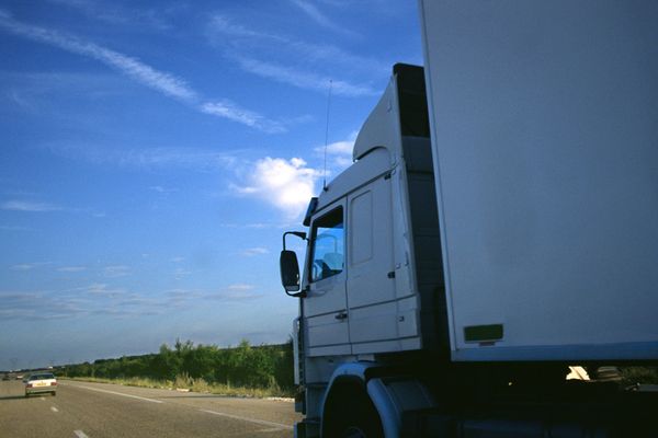 Neuf migrants ont été retrouvés cachés dans un camion, mardi, sur l'A89, dans le Puy-de-Dôme.