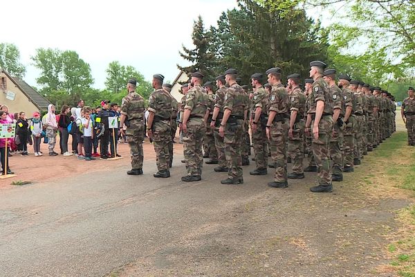 Lors d'une journée écocitoyenne mardi 9 mai, chaque écolier est pris sous l'aile d'un élève de la 8e compagnie de gendarmerie de Montluçon.