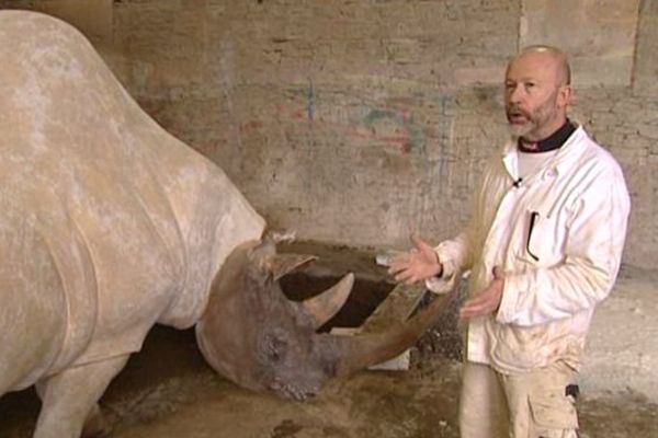 Le rhinocèros laineux de Pascal Josse a intégré le décor de la reproduction de la grotte Chauvet