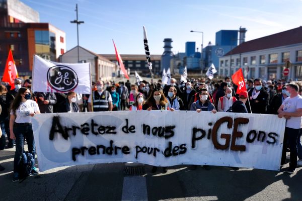 400 employés de General Electric défilent dans les rues à Belfort