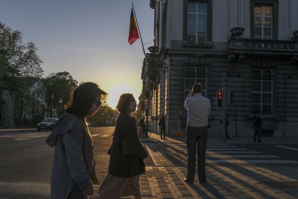 Des piéton, à Bruxelles, passant devant les bureaux de la Première ministre belge.