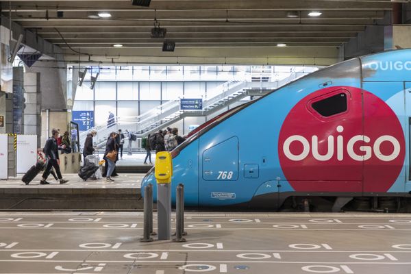 Un train TGV à la Gare Montparnasse de Paris. OUIGO mais avec 7H30 de retard.