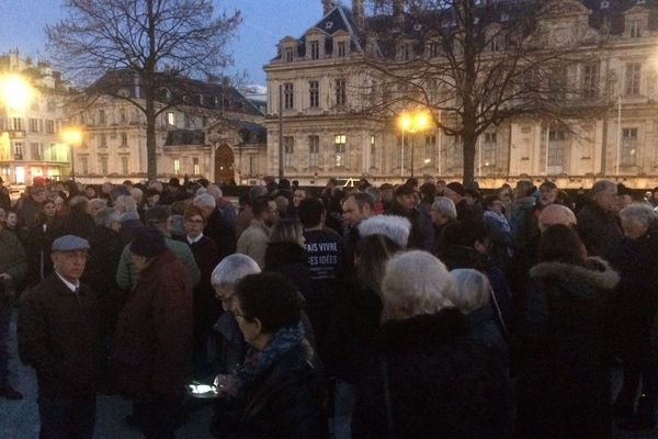 Plusieurs centaines de personnes étaient présentes ce mardi soir sur la place Verdun