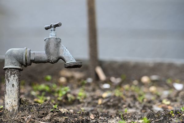 Les particuliers comme les entreprises sont invités à limiter leur consommation d'eau. (illustration)