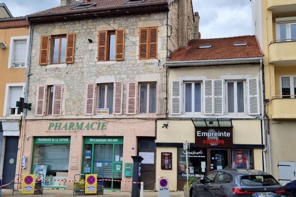 La pharmacie de la Vapeur à Oyonnax (Ain) est fermée suite à la mise en sécurité l'immeuble qu'elle occupe