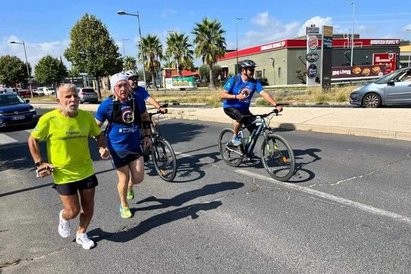 Cyrille Vaillant parcourt 1200 kilomètres à pied et à vélo de Montpellier à Rome.