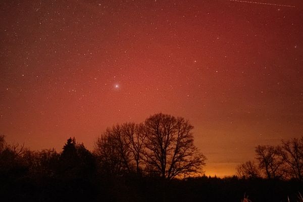 Les habitants de Saint-Gence, en Haute-Vienne, ont pu observer des aurores boréales aux teintes rougeâtres, ce mercredi 1er janvier.