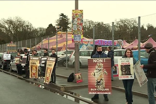 Dimanche 4 mars 2018, une trentaine de manifestants devant le cirque Medrano à Orléans