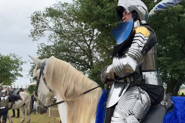 Un chevalier, arrivé 700 ans trop tard à sa joute.