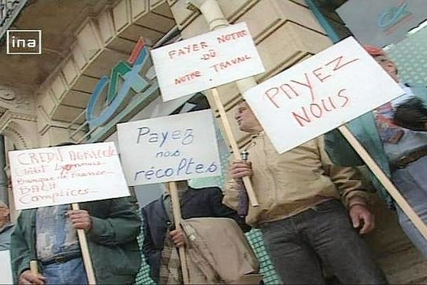 Des agriculteurs demandent le paiement de ce qui leur est dû en manifestant devant des banques en 1998.