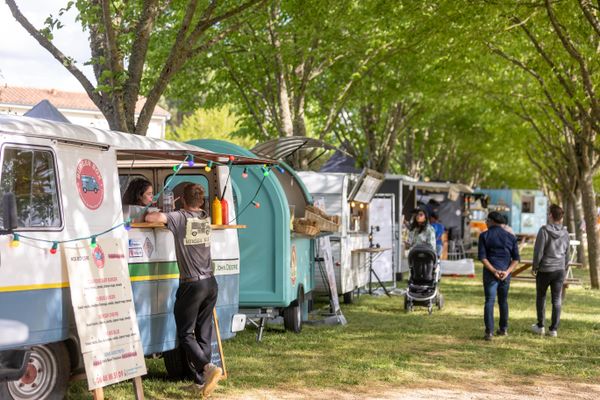 Barbier, tatoueur, esthéticienne et gérants de fast-food seront présents au Food Truck Festival de Buxerolles, du 7 au 11 mai 2024.