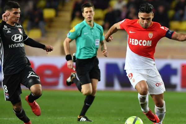 Radamel Falcao, à droite, lors du dernier match contre Lyon. 