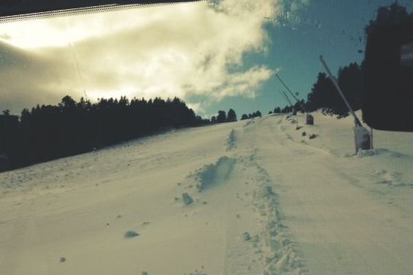 La neige est au rendez vous sur la piste Bruyère, aux Angles, comme en atteste cette photo prise depuis l'intérieur d'une dameuse, ce lundi 08 décembre 2014