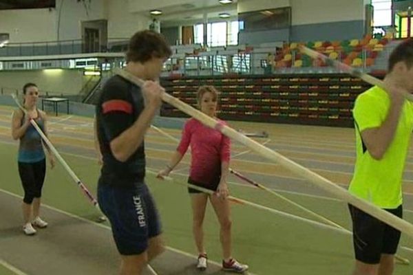 Pour les jeunes du Club d'Athlétisme Clermontois qui partagent la piste avec lui, Renaud Lavillenie est un sportif exceptionnel qui peut renforcer l'engouement autour de la perche.