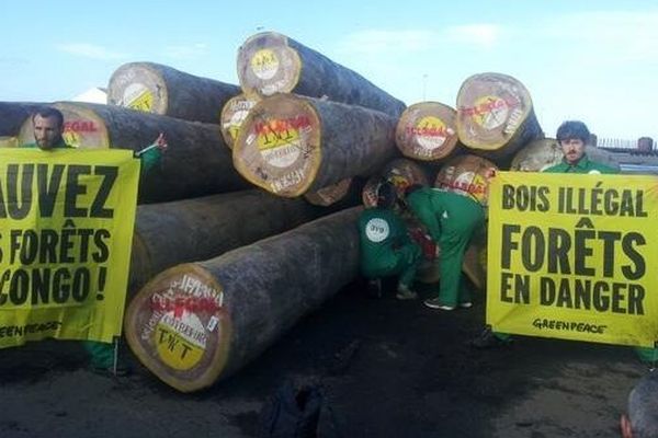 Les militants de Greenpeace, ce matin, dans le port de La Pallice à La Rochelle (17). Image diffusée sur le compte Tweeter de Greenpeace France.