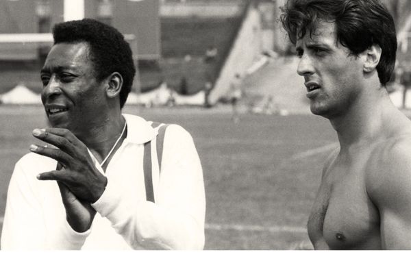 Pelé et Stallone dans le film "Escape to Victory" dirigé par John Huston le 30 juillet 1981 "À nous la victoire"   plonge dans l'histoire avec un match de football entre prisonniers et geôliers nazis pendant la Seconde Guerre mondiale