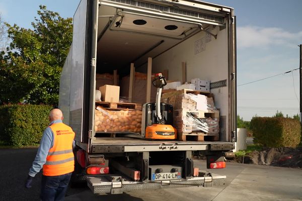 Des tonnes de pommes de terre et de carottes ont été apportées à la Banque alimentaire.