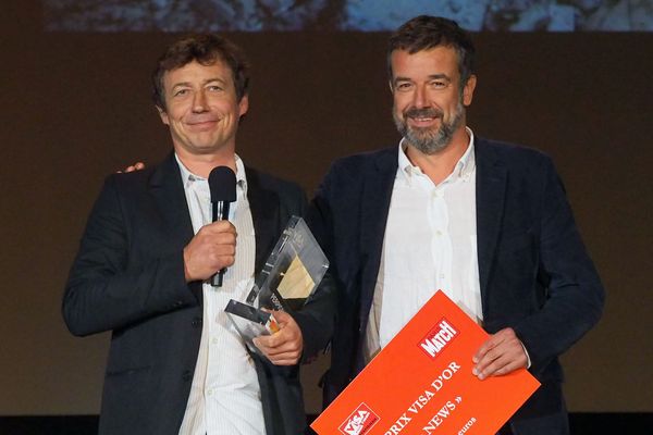 Le photographe belge Laurent Van der Stockt (à gauche) a remporté samedi soir à Perpignan le prix le plus prestigieux du festival international de photojournalisme, Visa pour l'Image, pour sa couverture de la bataille de Mossoul (Irak) pour le quotidien Le Monde. 
