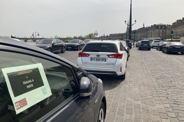 Les chauffeurs VTC sur les quais de Bordeaux contre la perte de leurs revenus.