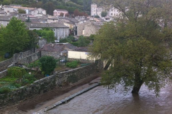 A Vogüé, ce lundi matin, le niveau élevé de la rivière ardèche.