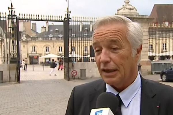 François Rebsamen, dans la cour du Palais des Ducs de Dijon (archives)