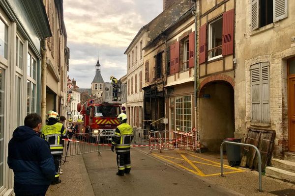 L'incendie a mobilisé une soixantaine de pompiers.