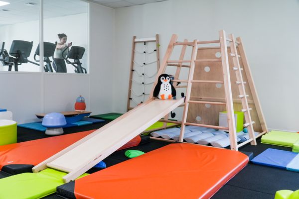 Dans la salle Bout'form, parents et enfants peuvent faire du sport chacun dans un espace dédié