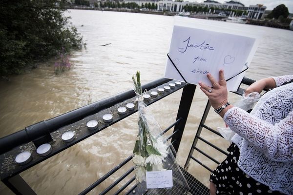 Après la découverte du corps de Steve fin juillet 2019, une femme lui rend hommage sur les bords de la Loire à Nantes