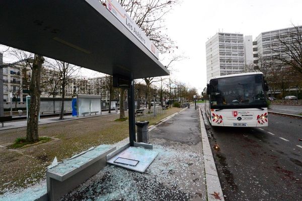 Depuis la mort d'un adolescent et les violences du nouvel an, les chauffeurs de bus ne veulent plus desservir le terminus.