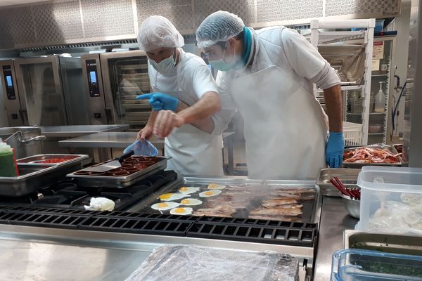 Les cuisiniers de l'entreprise Bertakoa, en pleine préparation du "xingar eta arroltze" (ventrêche et oeuf)