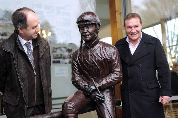 le jockey palois Christophe Pieux et sa statue de Bronze en compagnie de Jean-Louis Foursans-Bourdette, président de la société des courses des Pyrénées-Atlantiques