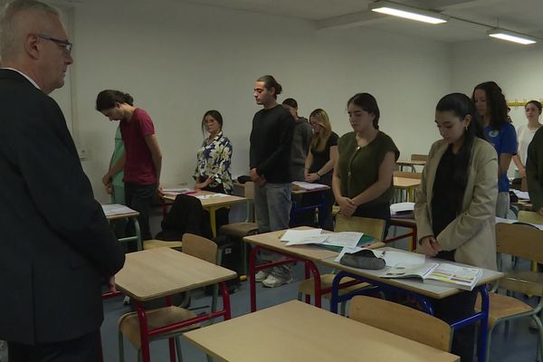 Dans cet établissement, la minute de silence s'est tenue dans chaque classe. Ailleurs, elle a pu être collective, dans la cour.