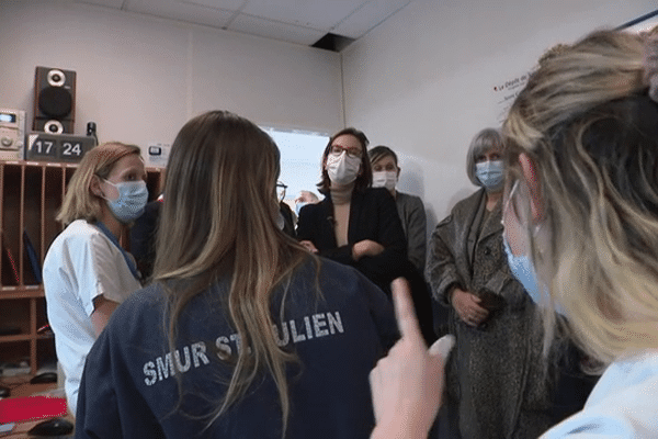 Amélie de Montchalin en visite à l'hôpital de Saint-Julien-en-Genevois.