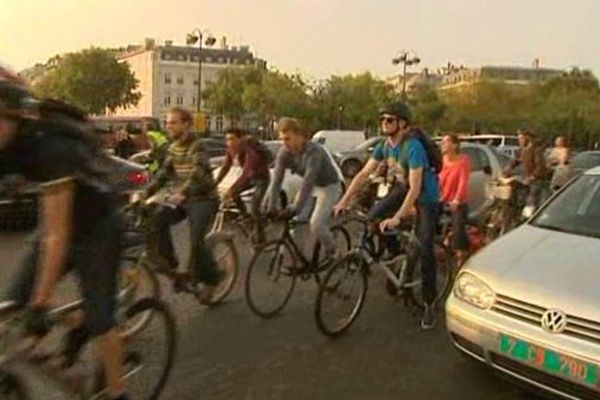 Une centaine de vélos autour de l'Arc de Triomphe ce lundi 22 septembre. Une action à l'appel du collectif Vélorution.