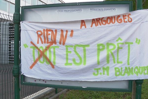 Des enseignants du lycée Argouges manifestent devant l'établissement pour protester contre le sureffectif d'élèves par classe