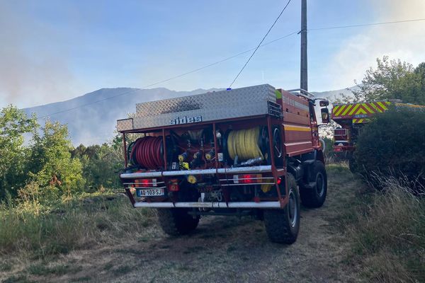 Des pompiers de l'Ardèche, du Gard et de la Lozère sont mobilisés pour lutter contre l'incendie.