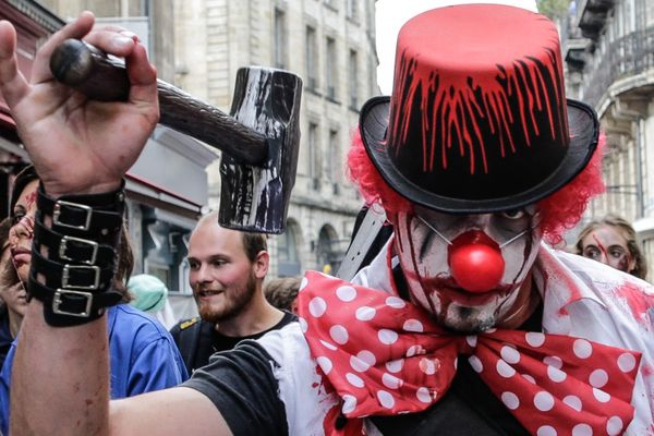 Un clown terrifiant pendant la marche des zombies à Bordeaux le 25 octobre 2014