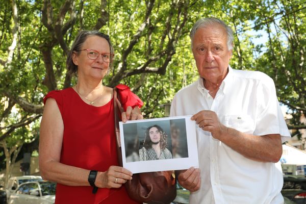 Les parents du jeune Sébastien Raoult tiennent une photographie le représentant.