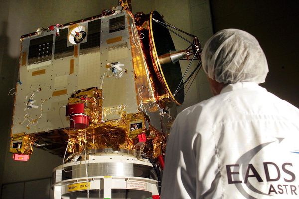 Un satellite en construction chez Thales Alenia Space à Toulouse en Haute-Garonne.