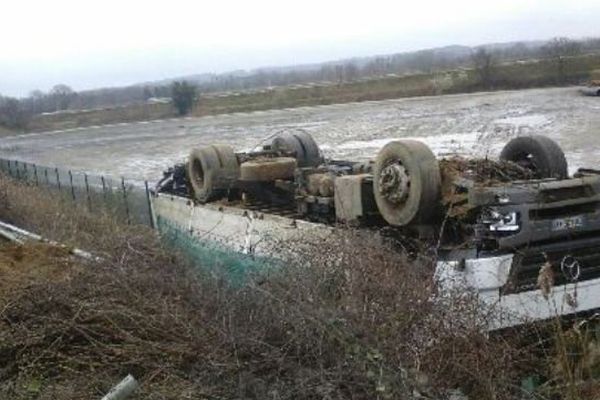 Le petit poids lourd est "parfaitement" calé sur le toit, au bord de la Nationale et près de la sucrerie de Bucy-le-Long (02).