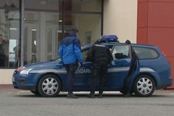 Les gendarmes devant l''établissement de la commune du Grand-Serre (Drôme) où s'est déroulé le drame. Vendredi 22 février 2013

