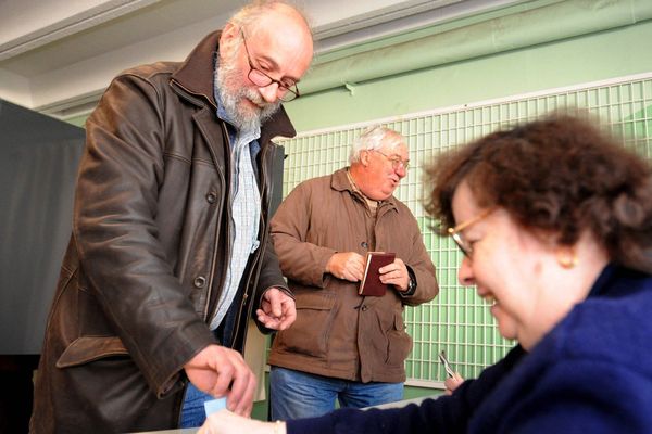 Leader de l’extrême-gauche de Clermont-Ferrand, le docteur Alain Laffont est décédé d’un arrêt cardiaque, mercredi 13 juin, à l’âge de 70 ans. Ce médecin de quartier était « infatigable, jamais blasé ni résigné mais surtout profondément humain », se souviennent ses camarades de la France Insoumise. Alain Laffont était aussi un homme de conviction.