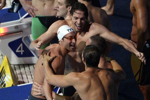 Les Français après leur victoire au 4 x 100 m 4 nages.